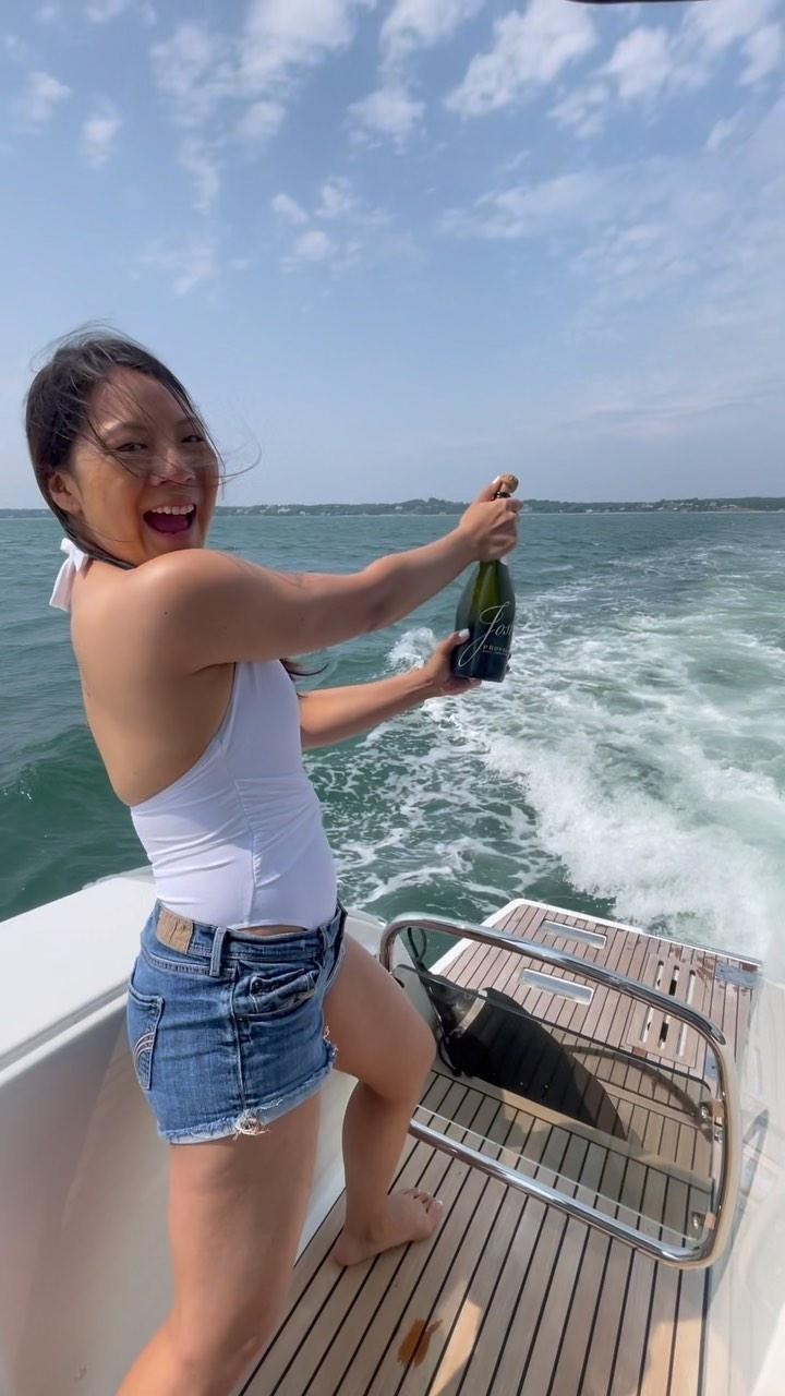 Another weekend of incredible bachelorette parties! 🥂 🎉
.
.
#oasischarters #hamptons #hamptonsstyle #hamptonslife #bachelorette #bachelorparty #yachtcharter #yachtcharters #hamptonsyachtcharters