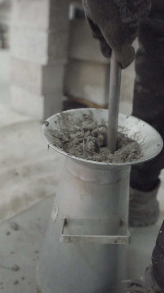 Preparação dos corpos-de-prova para o ensaio de Desempenho.
Nesta etapa, mostramos a preparação dos corpos-de-prova de concreto reforçado com Microfibra FIBROFORTIS 12 para ensaios de desempenho, em especial o ensaio de Resistência à Flexão e Residual de acordo com NBR 16940 (ABNT, 2021).
A principal característica do concreto é sua baixa resistência à tração e baixa capacidade de deformação, por isso em certas aplicações é preciso que se utilize reforços.
O concreto reforçado com fibras é um material econômico e útil em diversas situações devido a sua maior flexibilidade. O reforço com fibras é particularmente interessante em elementos de baixa espessura ou elementos sujeitos a grandes cargas ou deformações localizadas
A interação entre a matriz cimentícia e as fibras favorece o aprimoramento do compósito além de fornecer resistência residual pós-fissuração ao concreto.
Entre em contato com a FORTIS e descubra como podemos contribuir para o sucesso dos seus projetos.
(019) 2042-4101
(019) 99763-0922
(019) 99440-8366
www.fortisindustria.com.br
contato@fortisindustria.com.br
Juntos somos mais Fortis! 💪🏼
📽🎬 @volt.films
#fibraparacimento #pisodeconcreto #fibradepolipropileno #construçãocivil #engenhariacivil #engenharia #arquitetura #obras #construcao #reforma #projeto #engenheirocivil #arquiteto #construtora #juntossomosmaisfortis