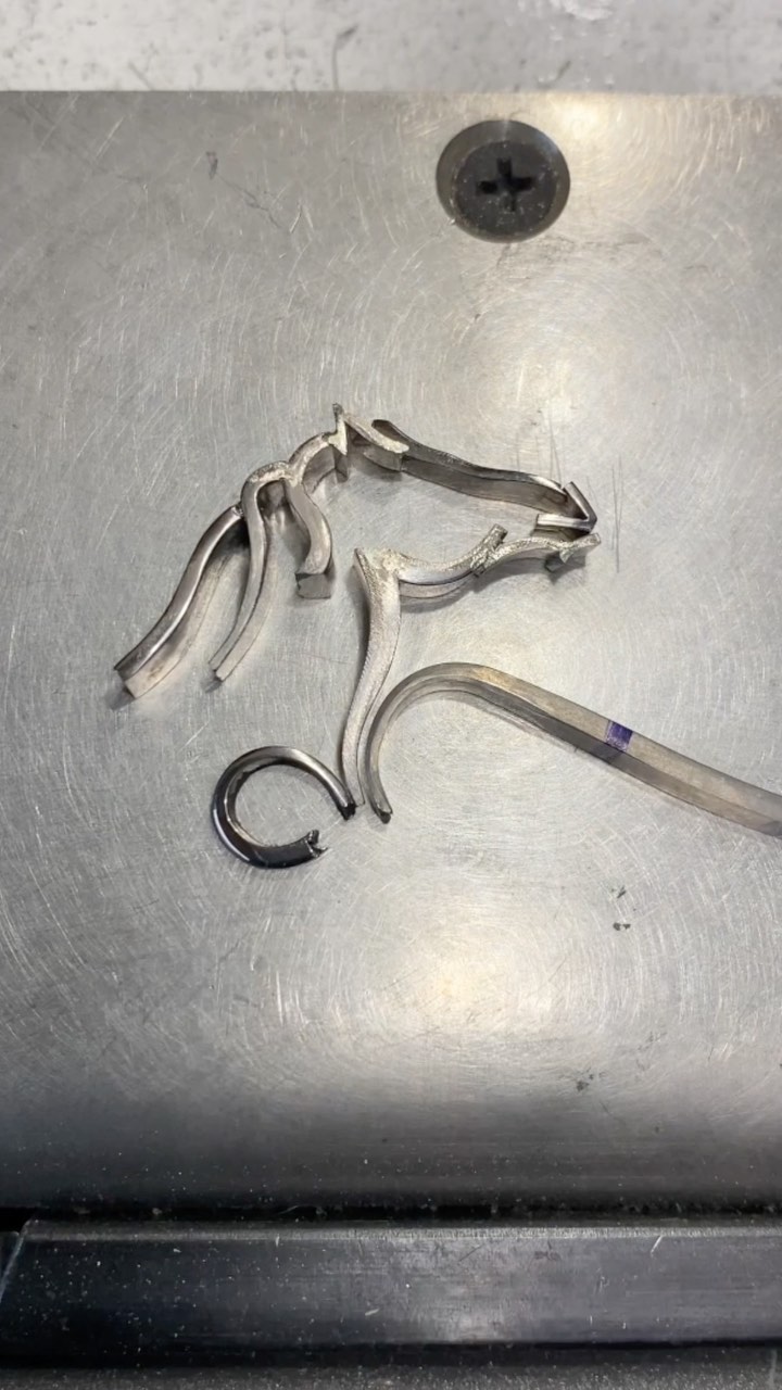 Combine the elements.
#jewellerymakingtips #benchjeweller #handmadejewelry #artjewellery #howitsmade #jewellerymaking #howitsmadematters #craftworkshop #jewelrymakingtechniques #metalsmith #jewellerymaking #procesreel #jewellerytutorial #goudsmidatelier #goudsmid #ateliersmeijsters