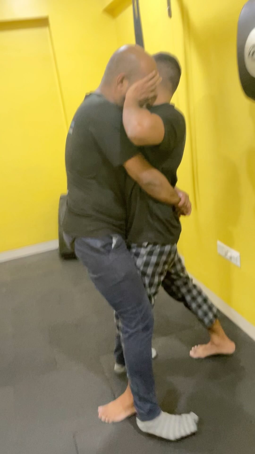 Our Weekend warrior batch training bear hug releases.
An Easy situation to get caught in, tough to get out if you don’t know the right technique.
Join our batches for the Best Krav Maga Training in Pune.
#kravmaga #kravmagatraining #kravmagapune #selfdefensepune #selfdefensetraining #fighttogether #bearhug #streetdefense #streetcombat #streetfight #streetfighting