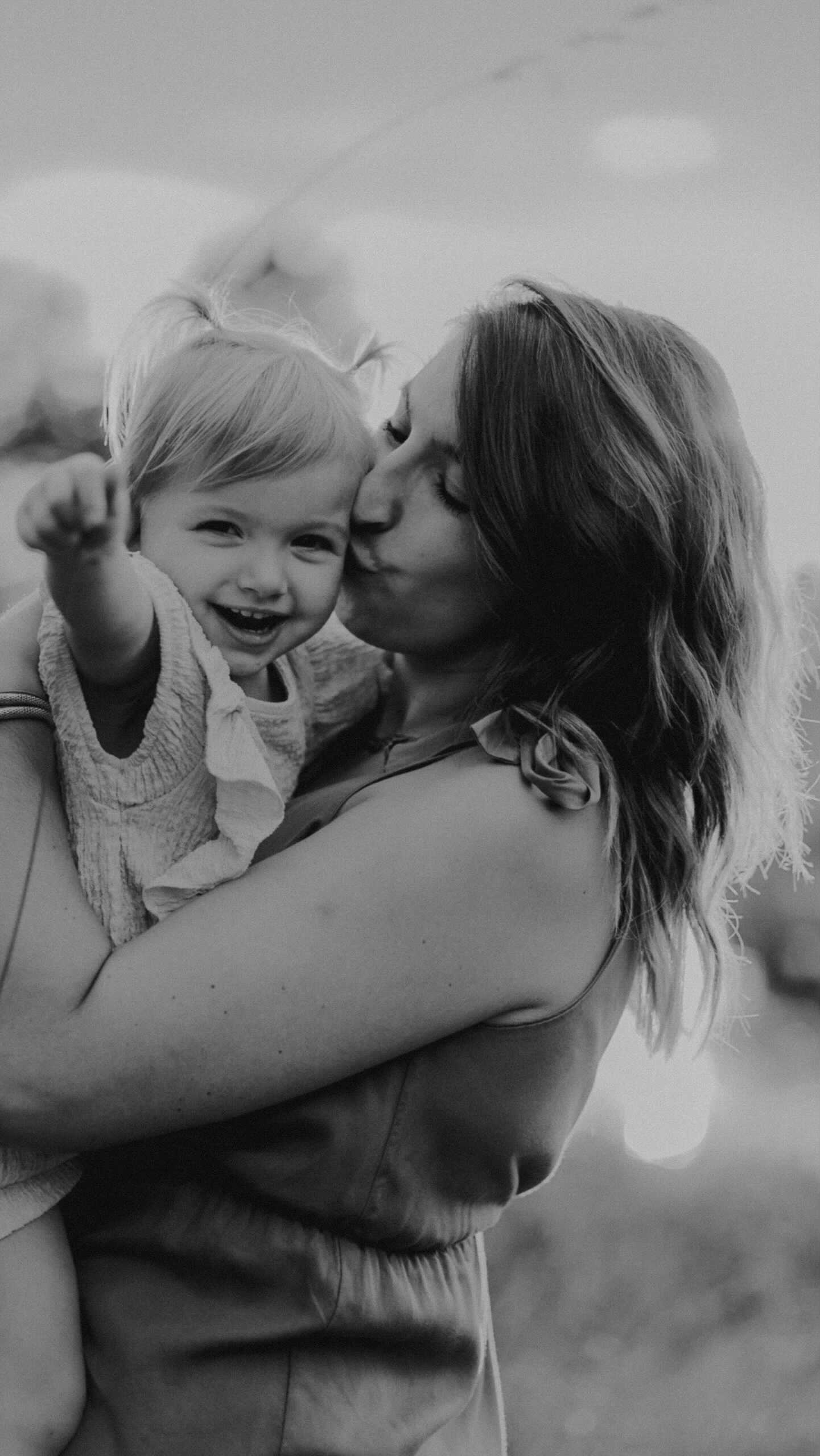 It could stay this simple.. 💛 Maar zo simpel is het niet, want ze blijven niet zo klein.. jammer hè?
#familiefotograaf #mommyandmephotoshoot #mommyandme #familyphotography #letthembelittle