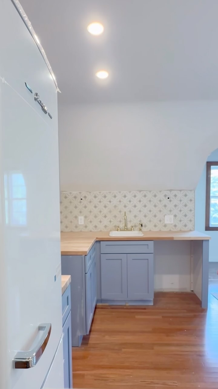 Progress shot: backsplash is up! My intent is to paint the continuation of the backsplash pattern onto the switch plates so they kind of “disappear”..
Aside from that, there’s still lots to go! Namely: hardware, lighting, appliances, and more.
#workinprogress
#backsplashtile
#vintagestylekitchen