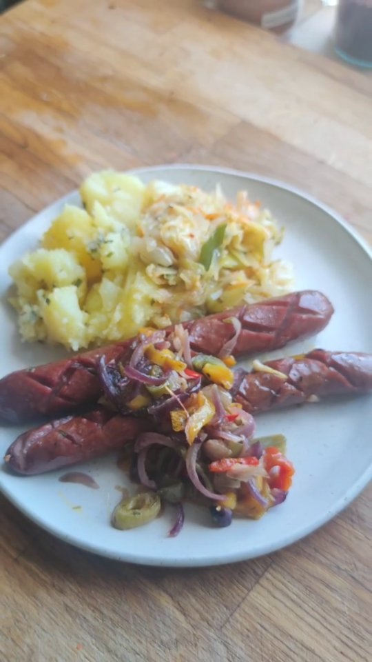 Teedy Cooks! #ringdal #grillmør with buttered potatoes and spicy cabbage
Happy Friday Foodies!!
