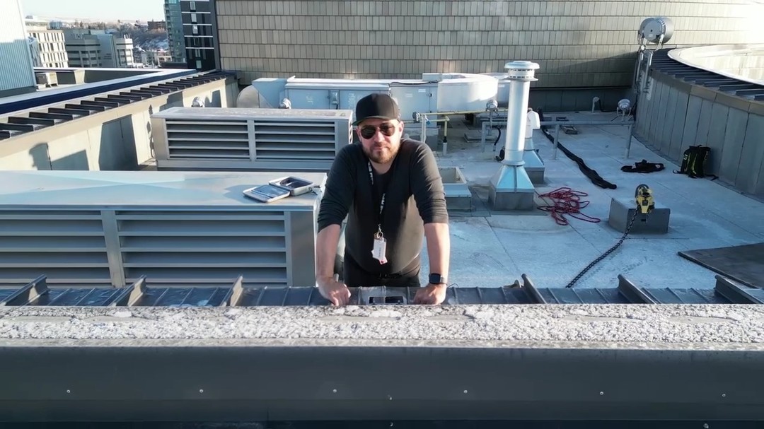 Working on one of Calgary's most beautiful buildings - @nmc_canada
#studiobell #ropeadopewindows #ropeaccess #ropeaccesslife #ropeaccesstechnician #ropeaccessprofessional #windowcleaning #adrenalinejunkie #bucketharness #workatheight #buildingmaintenance #workview #safetyfirst #propertymanagement #yyc