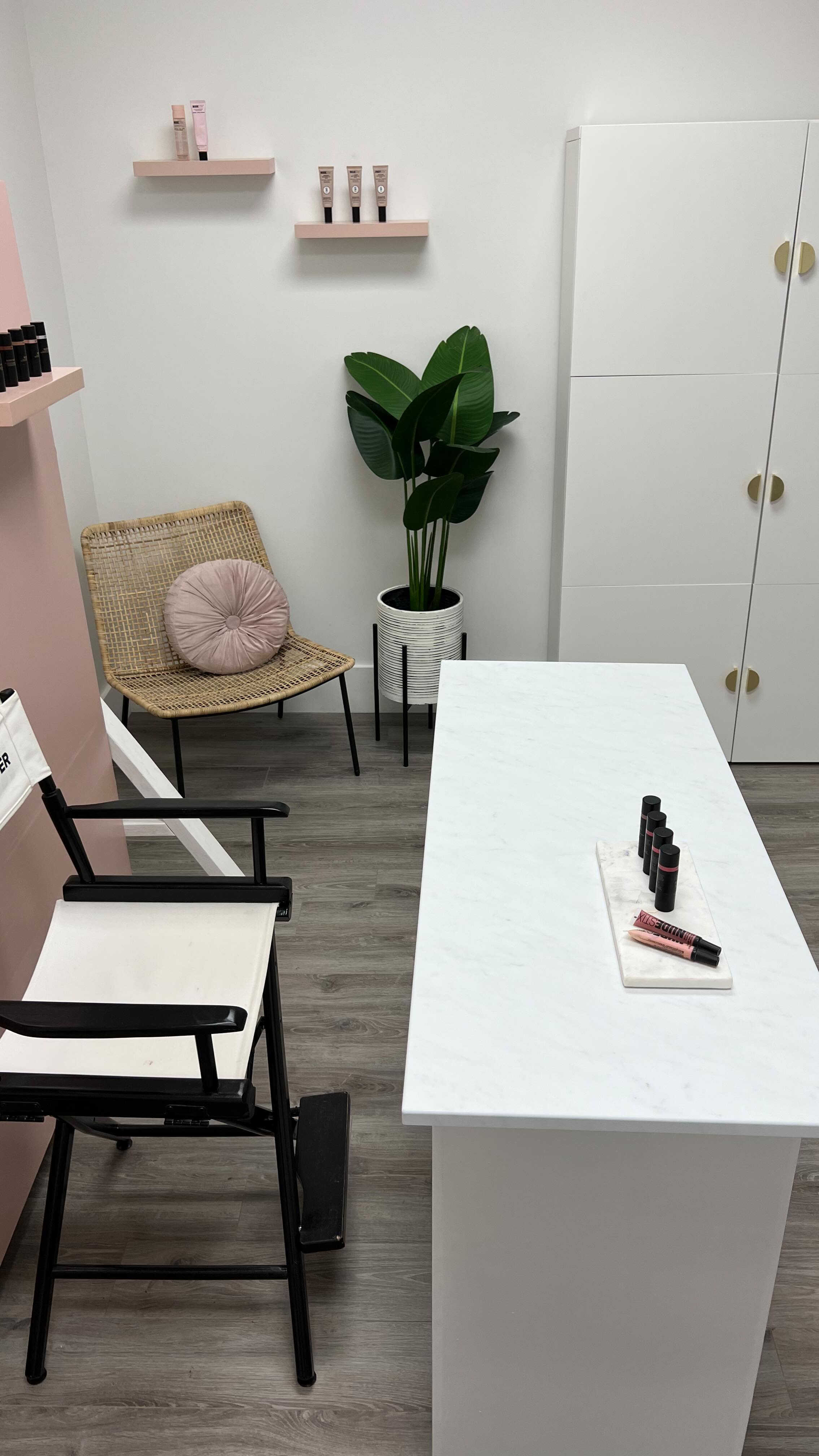 Transformed a storage room into a chic little studio space for content creation for @nudestix with a few custom pieces, like the double sided backdrop on wheels, a vanity area that doubles as a work space, and a table on wheels ๐ช๐๐
#lachicsoiree #toronto #design #nudestix #designinspo #styleinspo #makeup #beauty #office #officedesign #designproject #designinspo #makeupstudio