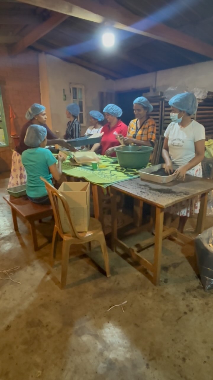 There are exciting things happening at Eko Land Produce! ⬇️
Because of on an exciting order from @the.good.spice our team has been working hard (including 2 late nights this week) to get it off in time. This means an expanded team of local women (now we have 16 women working with us!), and extra processes in place to support our team and their needs in every way. This includes meals, transport home so no travelling in the dark, chocolates from the UK and more!
#srilanka #women #spice #spices #womenempowerment #holland #flavour #ethical #plants #team #work #workhard