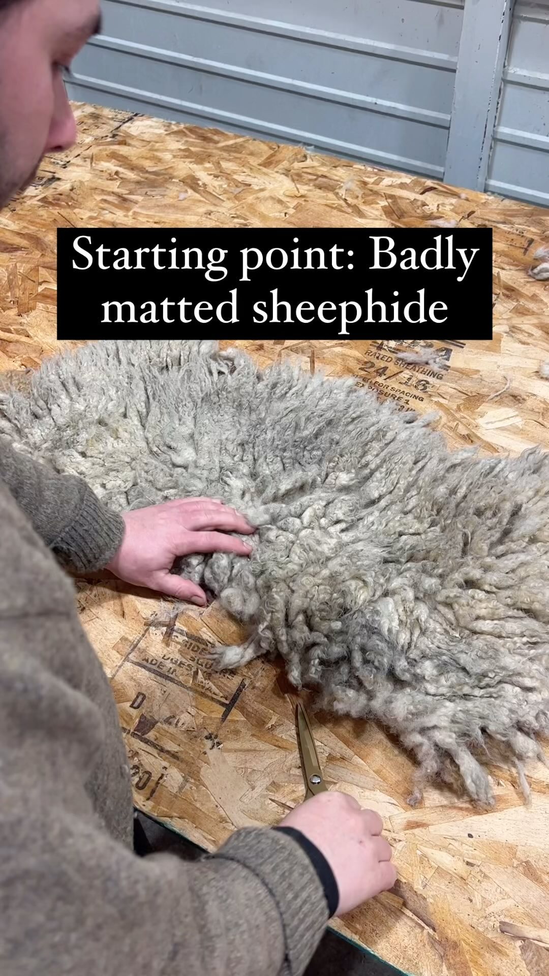 Fur headband/hat making of. Thinking about maybe making some for sale in the future. As if I need another project 😅
#barktan #wildcrafting #sheepskinhat #sustainablefur