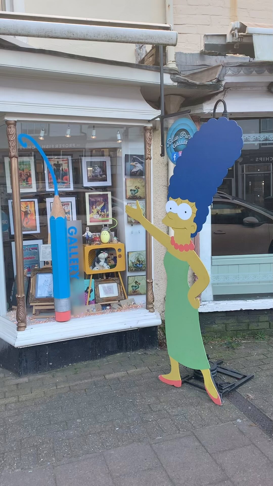 A window full of loveliness! What’s not to like?!⭐️. #Totoroart #cartoonart #2danimationart #thesimpsonsart #devongallery #honitonhighstreet #posterartprint #ghibliart
