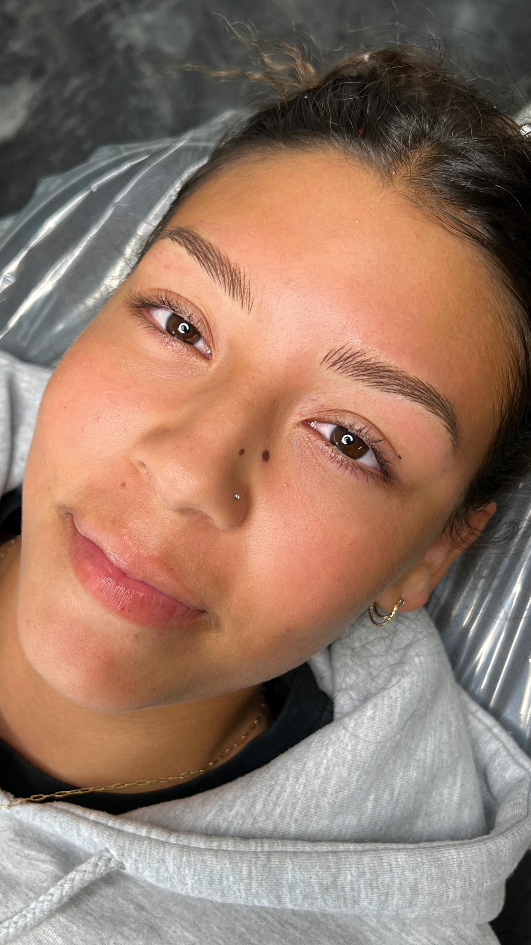 It’s fair to say everyone loves a good brow reveal! We did a natural nano brow for this gorgeous client. This style is meant to mimic a natural brow and create realistic results.
Service: Nano Brows
Artist: @toricelinabeauty
Location: San Diego in @etherealstudio.sd
Cost: $750 initial session
Pain: 1-2/10
Last: 1-3 years before needing a color booster
Link in bio for more information
#sandiegopermanentmakeup #browreveal #sandiegonanobrows #sandiegomicroblading