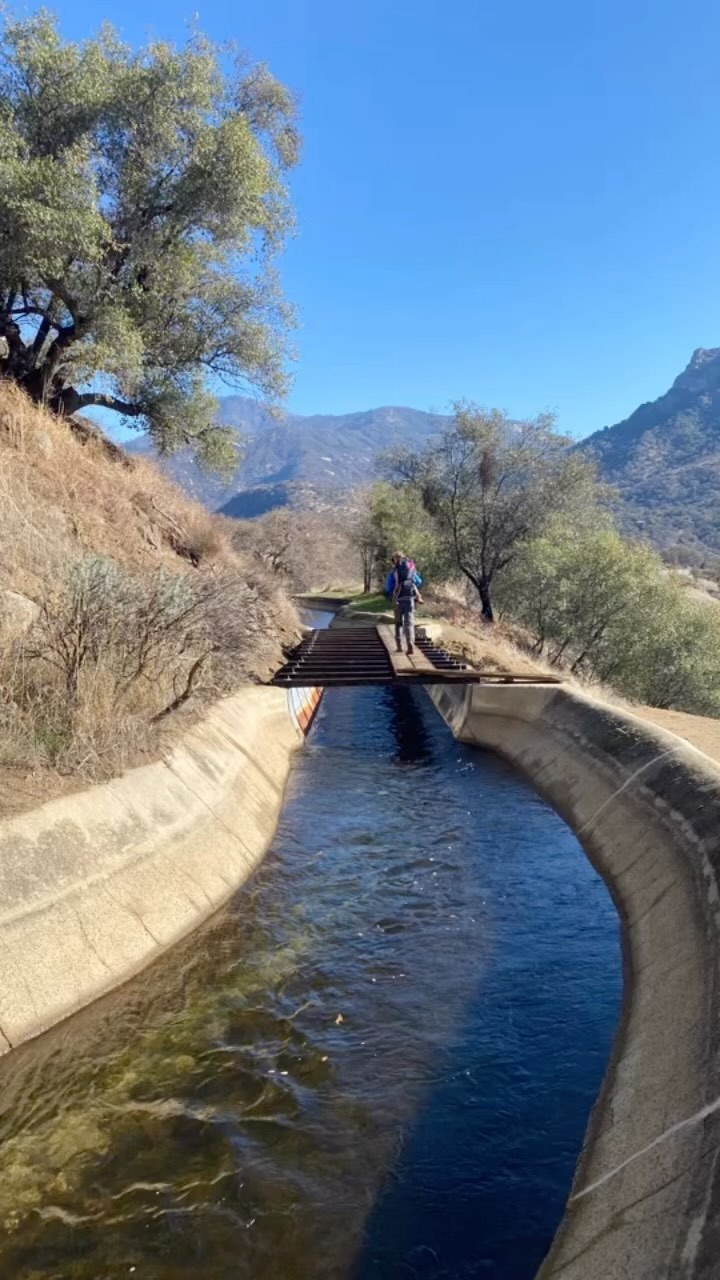Walk the flume with us… right to our back door. 🙌
#buckeyetreelodge #sequoianationalpark #sequoia#kingscanyonnationalpark #threeriversca #hike #findyourpark #optoutside #onepercentfortheplanet #ecolodge #ecotourism #mountainlodge #sustainabletravel #yogaretreat #yogastudio #wellness #visitseki #nationalparks #rivers