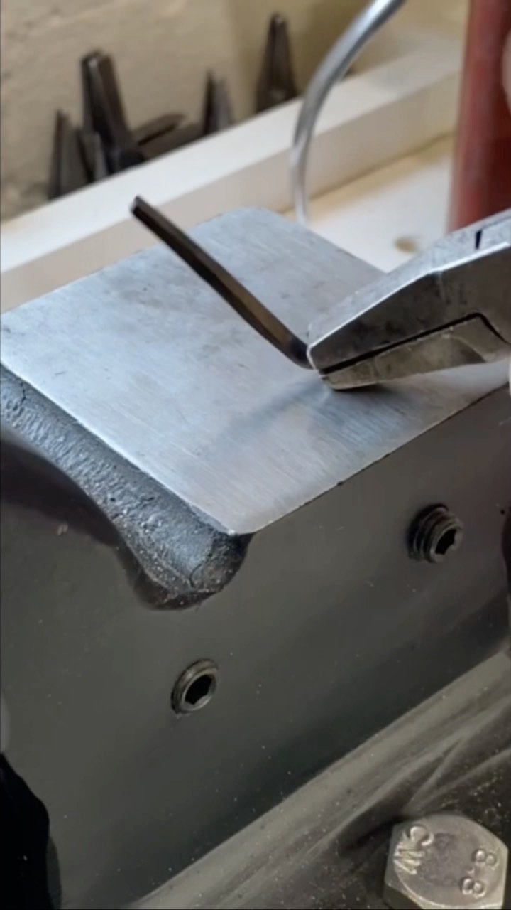 Next!
Working in 18k palladium
white gold. A metal elegant, alluring and yet so durable.
#jewellerymakingtips #benchjeweller #handmadejewelry #artjewellery #howitsmade #jewellerymaking #howitsmadematters #craftworkshop #jewelrymakingtechniques #madewithlove #madewithstories #metalsmith #jewellerymaking #procesreel #jewellerytutorial #goudsmidatelier #goudsmid #ateliersmeijsters