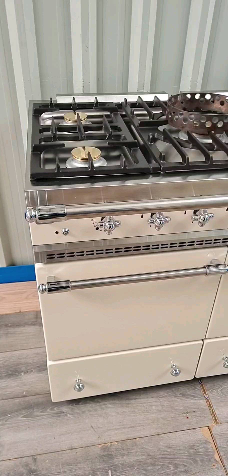 Lacanche Cluny 100cm 🔥🔥🔥
#lacanche #smeg #rangemaster #cooker #brass #black #chrome #gloss #oven #kitchendesign #kicthen #chef #cook #cooking #90cm #chrome #gloss #multi #function