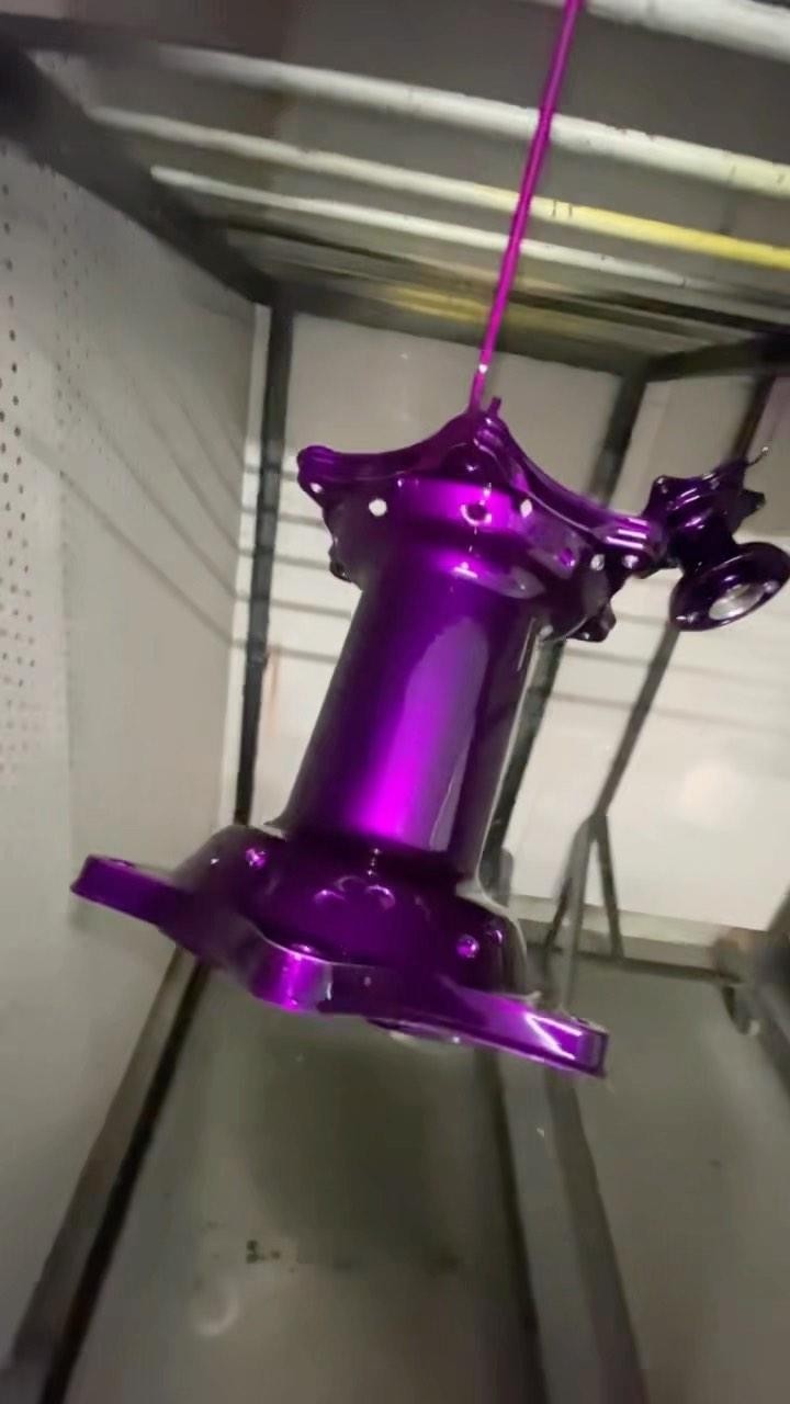 Here we are shooting illusion purple we shoot the color first then do a half cure in the oven then shoot clear over the base coat to activate color π€π»