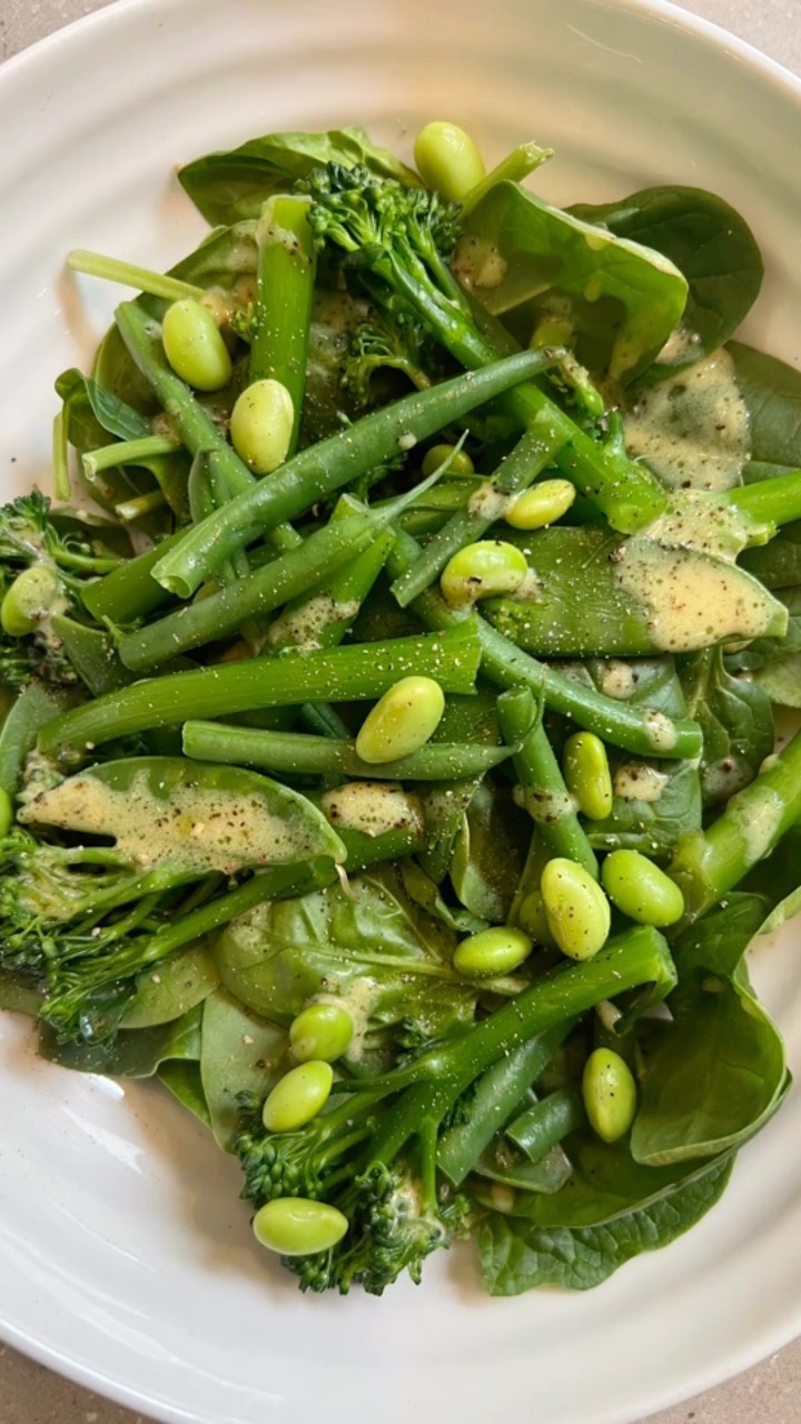 Team Green lunch on the cards today. Plenty of green veg, edamame beans, eggs, mozzarella & not forgetting the award winning Dijon & lemon dressing 💥#fightinglunch #spinach #mangetout #broccoli #edamamebeans #mozzarella #eggs #lunchofchampions