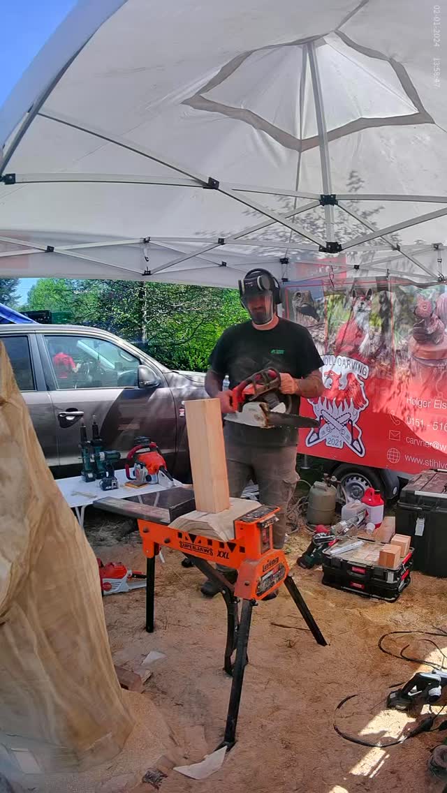 Seht zu wie ein Leuchtturm in kürzester Zeit entsteht.
15 min Speedcarving in 25 Sekunden. Hoffe ich konnte euch ein Grinsen aufs Gesicht zaubern, die Welt ist ernst genug…🤙🏻🤘🏻😎🫶🏻
