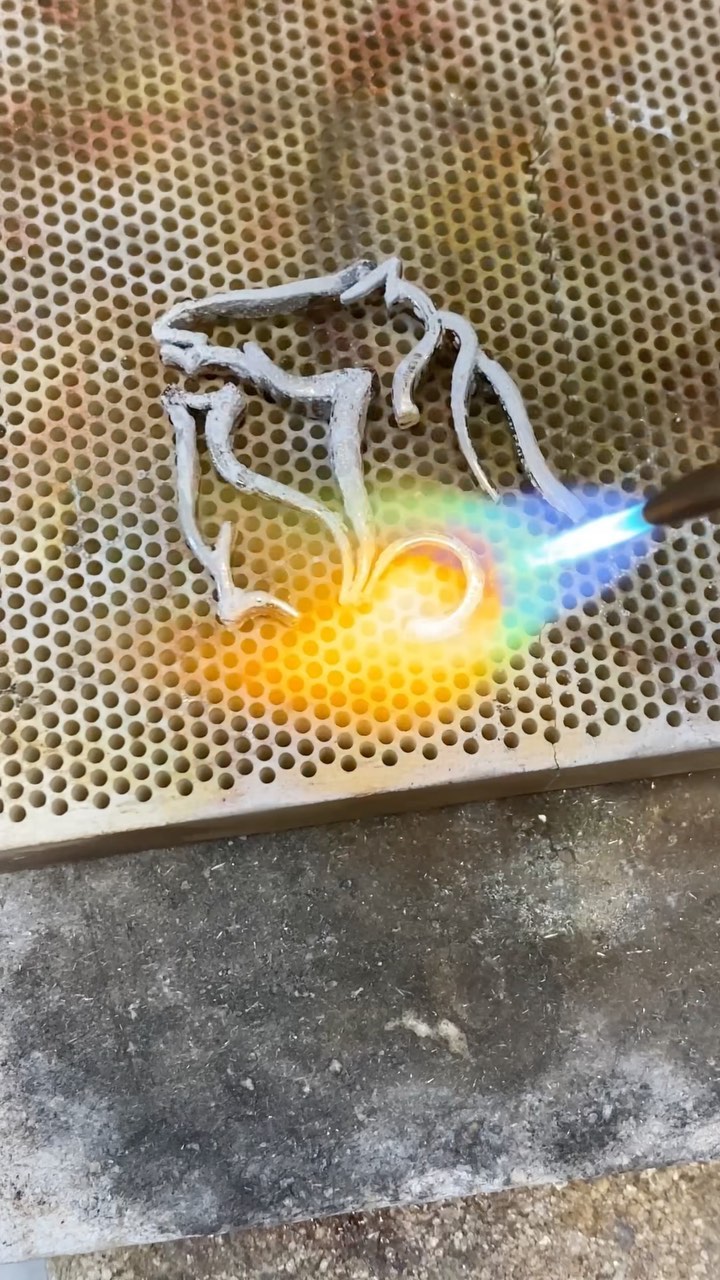 Materialize your Jewellery dreams 🔥
#jewellerymakingtips #benchjeweller #solderingjewelry #handmadejewelry #artjewellery #howitsmade #jewellerymaking #howitsmadematters #craftworkshop #jewelrymakingtechniques #metalsmith #jewellerymaking #procesreel #jewellerytutorial #goudsmidatelier #goudsmid #ateliersmeijsters