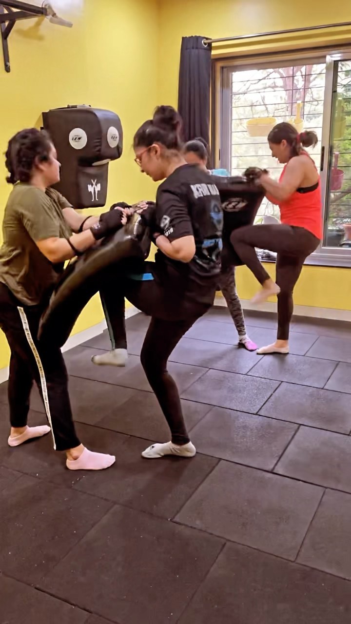 Fighters are not Born. They are made. Our Wonderwomen training close range strike combos from the side and rear.
#kravmaga #kravmagatraining #ultimatekravmaga #kravmagapune #kravmagawomen #selfdefense #selfdefensetraining #selfdefenseforwomen #womensselfdefense #kravmagaforwomen #fightingtogetfit #womenfighters #streetfighting #trainharderthanlasttime #strongerbytheday