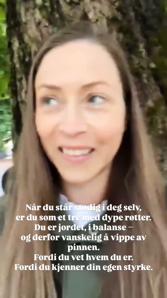 Denne reelen er et utdrag fra en live jeg delte i mitt community –
der jeg snakket om viktigheten av å jorde seg selv.
Når du står stødig i deg selv,
er du som et tre med dype røtter.
Du er jordet, i balanse –
og derfor vanskelig å vippe av pinnen.
Fordi du vet hvem du er.
Fordi du kjenner din egen styrke.
Det er mange som er i ubalanse nå.
Kroppslig. Mentalt. Emosjonelt. Energisk.
Men se på et tre.
Et tre med dype røtter er vanskelig å vippe.
Og sånn er det med oss mennesker også.
Når vi jobber med oss selv.
Når vi finner hjem til vår indre styrke.
Så står vi stødig.
Fordi vi vet hvor vi kommer fra.
Vi vet hvem vi er.
Og det – det forandrer alt.
