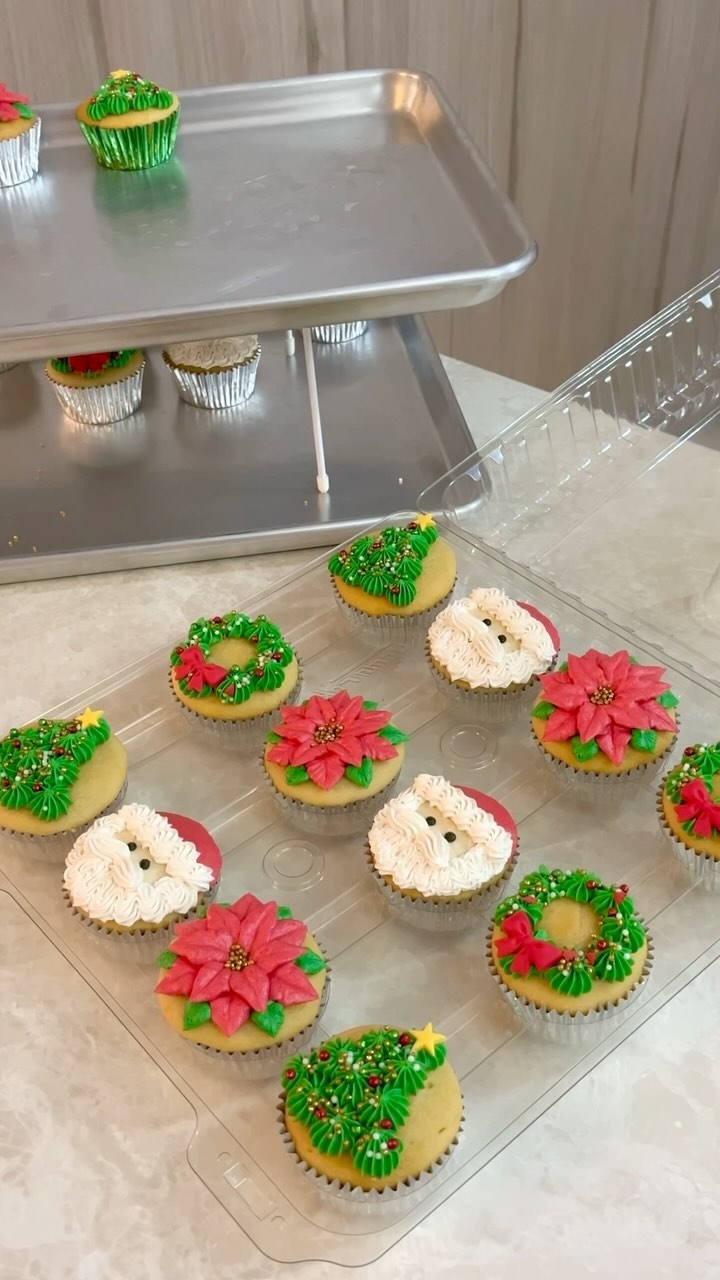 Cupcakes navideños de betún de mantequilla.
#christmascupcakes #buttercream #christmas #buttercreamcupcakes