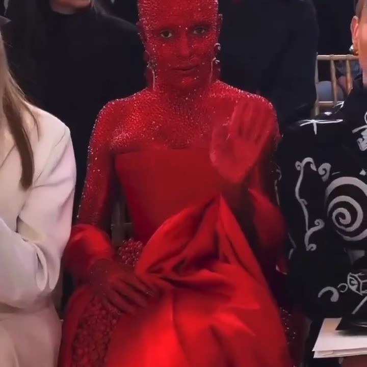 A vision in red @dojacat wearing head to toe Schiaparelli during PFW - her incredible makeup is by Pat McGrath.