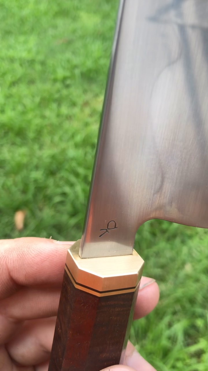 260mm Honyaki in 26c3
Ringed gidgee, brass and g10 handle
This is my first knife for the @australian_knifemakers_guild probationary membership
1 down 2 to go 🔪🔪