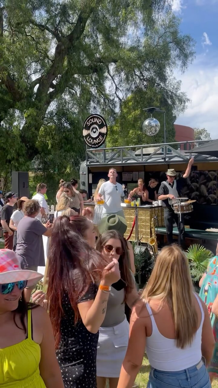 We know how to get the dance floor going! Bar + live music + bangers = good times
#letthegoodtimesroll