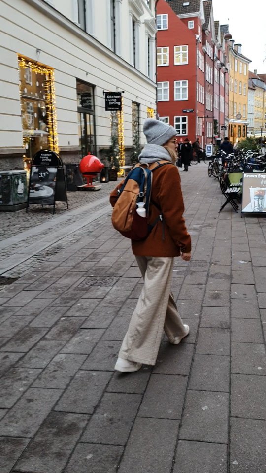Recap van citytrip naar Kopenhagen. 💙
💛 Mooie stad
💛 Mooie mensen als gezelschap
💛 Impressionante gebouwen
💛 Veel gezelschapsspelletjes
💛 Prachtig Louisiana Museum of Modern Art
💛 Leuk pretpark middenin de stad
💛 Veel kastelen
💛 Gezellige lichtjes en straten
💛 Samen Nieuwjaar vieren
@vrhlst @sander.hertogs
@yannickspies @cfmrtn @leo.t.we @cookieadventure
#denmark #kopenhagen #denemarken #copenhagen #citytripcopenhagen #louisianamuseumofmodernart