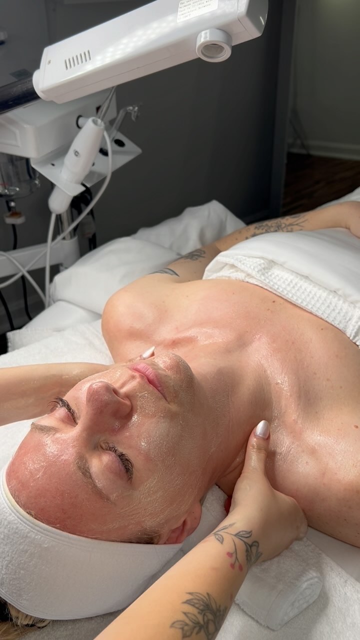 𝐂𝐮𝐬𝐭𝐨𝐦𝐢𝐳𝐞𝐝 𝐅𝐚𝐜𝐢𝐚𝐥 🧖♀️✨
The facial that does NOT make you choose if you just want to target hydration, acne, anti-aging or pigmentation. 𝘋𝘶𝘳𝘪𝘯𝘨 𝘵𝘩𝘪𝘴 𝘧𝘢𝘤𝘪𝘢𝘭 𝘸𝘦 𝘵𝘳𝘦𝘢𝘵 𝘺𝘰𝘶𝘳 𝘴𝘬𝘪𝘯 𝘵𝘩𝘦 𝘸𝘢𝘺 𝘪𝘵 𝘕𝘌𝘌𝘋𝘚 𝘵𝘰 𝘣𝘦 𝘵𝘳𝘦𝘢𝘵𝘦𝘥! There’s no reason why you would have to choose one thing to target during your facial - leave it up to our licensed professionals to properly assess and treat your skin.
During this service we do not only treat your face but also your neck and décolleté. 𝘞𝘩𝘺 𝘪𝘴 𝘵𝘩𝘢𝘵? Our chest and neck are usually the first areas to show signs of aging. Therefore, we include these areas as an extension of your face to make sure you’ll always look and feel your best!
Questions about facials or products? Drop them below or send us a DM.
・
・
・
・
・
・
For Lash, Brow, Skin or Cosmetic Tattoo bookings please visit ➡️ www.artoflash.com (or click the link in our bio) to schedule.