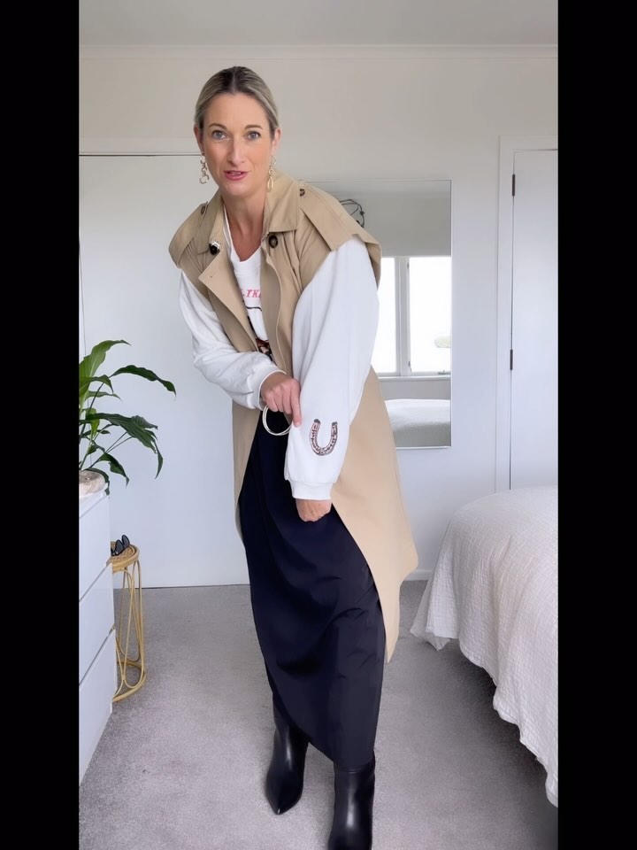 1 sweater 6 ways…….
Take an item normally categorised as casual and mix it up, dress it up and take it for a night out on the town.
Making our wardrobe work harder for us can be as easy as removing an item from a certain ‘ box ‘ and wearing it in an unexpected way screams confidence when it comes to personal style !
Sweater @hydeboutique_nz @sabbi_thestore
#nzstylist #sweater #sweaterweather #sweatshirt