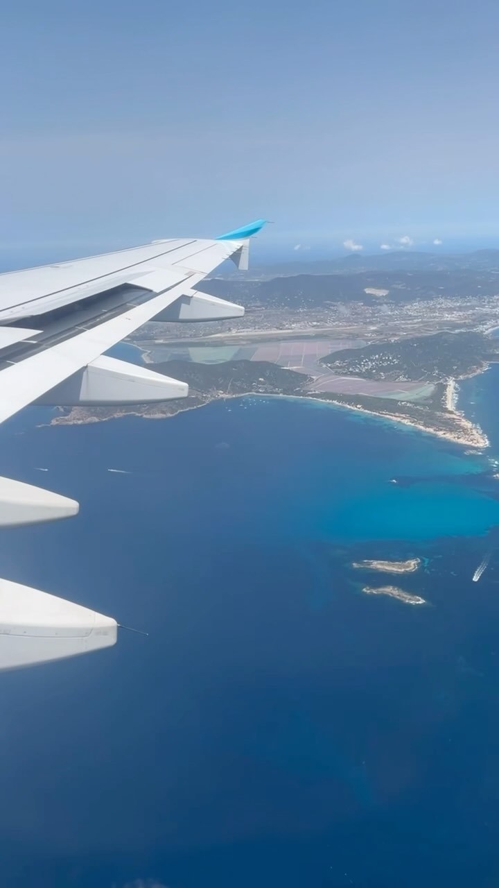 ☀️🌊 Things to do on a weekend trip to Ibiza:
- Short break after the flight by the pool or at the beach.
- Enjoy dinner at the fantastic @lapalomaibiza, watching the sunset under orange trees with great drinks and food in a romantic setting.
- Book a boattrip to explore the most beautiful bays and beaches of the island.
- Have lunch at the beautiful @ibizaaiyanna, where you can relax right on the beach enjoying delicious drinks and food while listening to good music.
- For guided nature exploration, book a hike with @ibizahikestation. Here you can choose the type and difficulty of the hike.
Enjoy 🧡