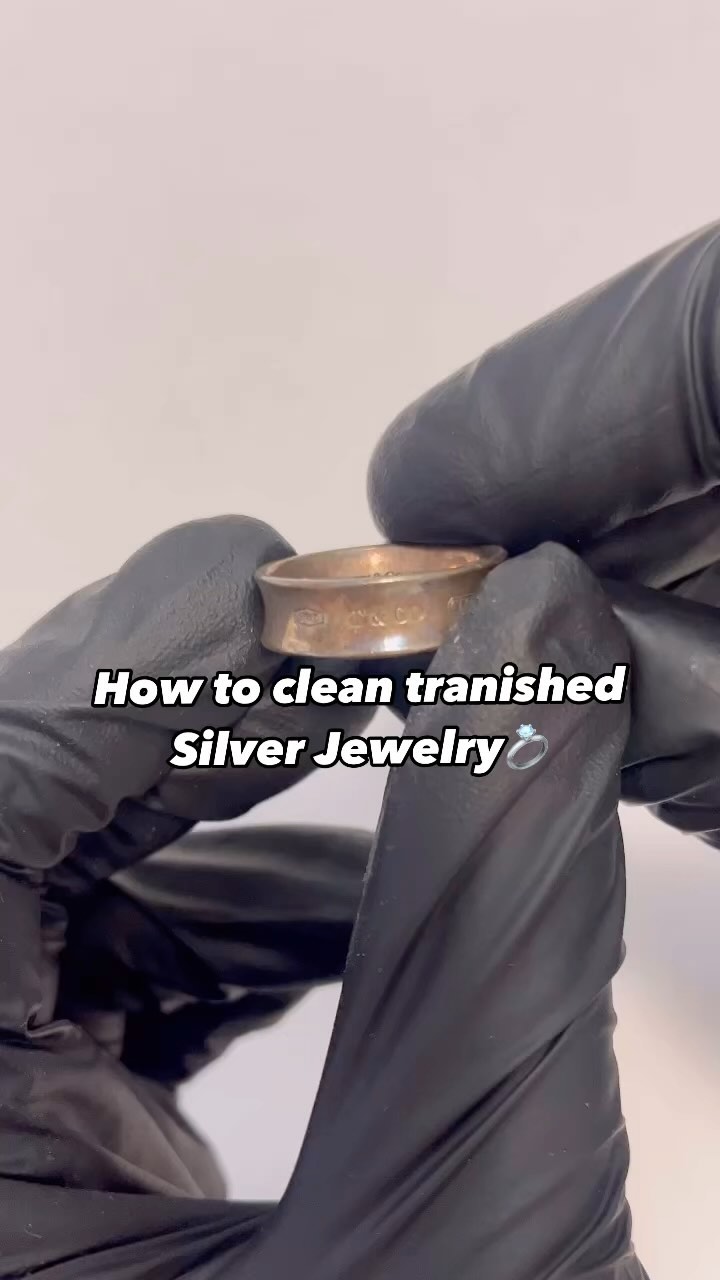 Sliver self cleaning 🙌
Have you been tarnished silver Jewelry issue before ?
Also Toothpaste and Washing liquid can’t solve the problem ?
All you need is only Salt and Foil paper. (or baking soda)