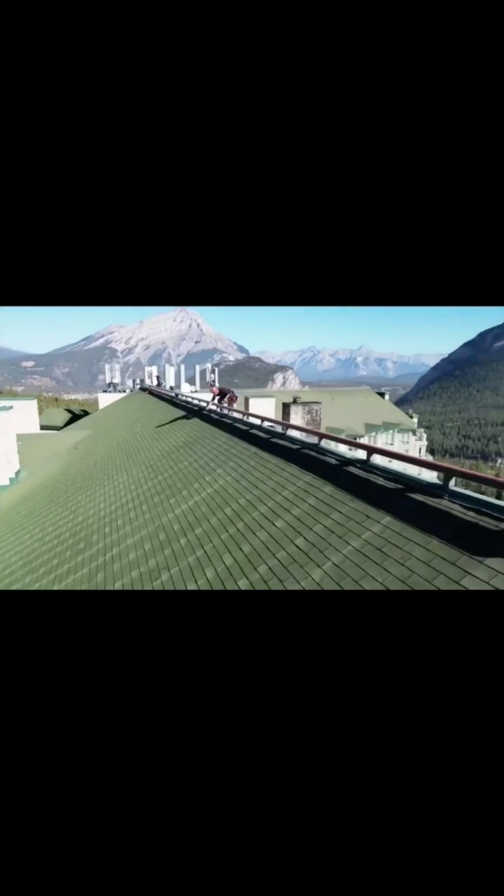 It’s fall cleaning season! 🍃🍁🍂
#ropeadopewindows #windowcleaning #propertymanagement #fallcleaning #workatheight #ropeaccess #ropeaccesstechnician #banff