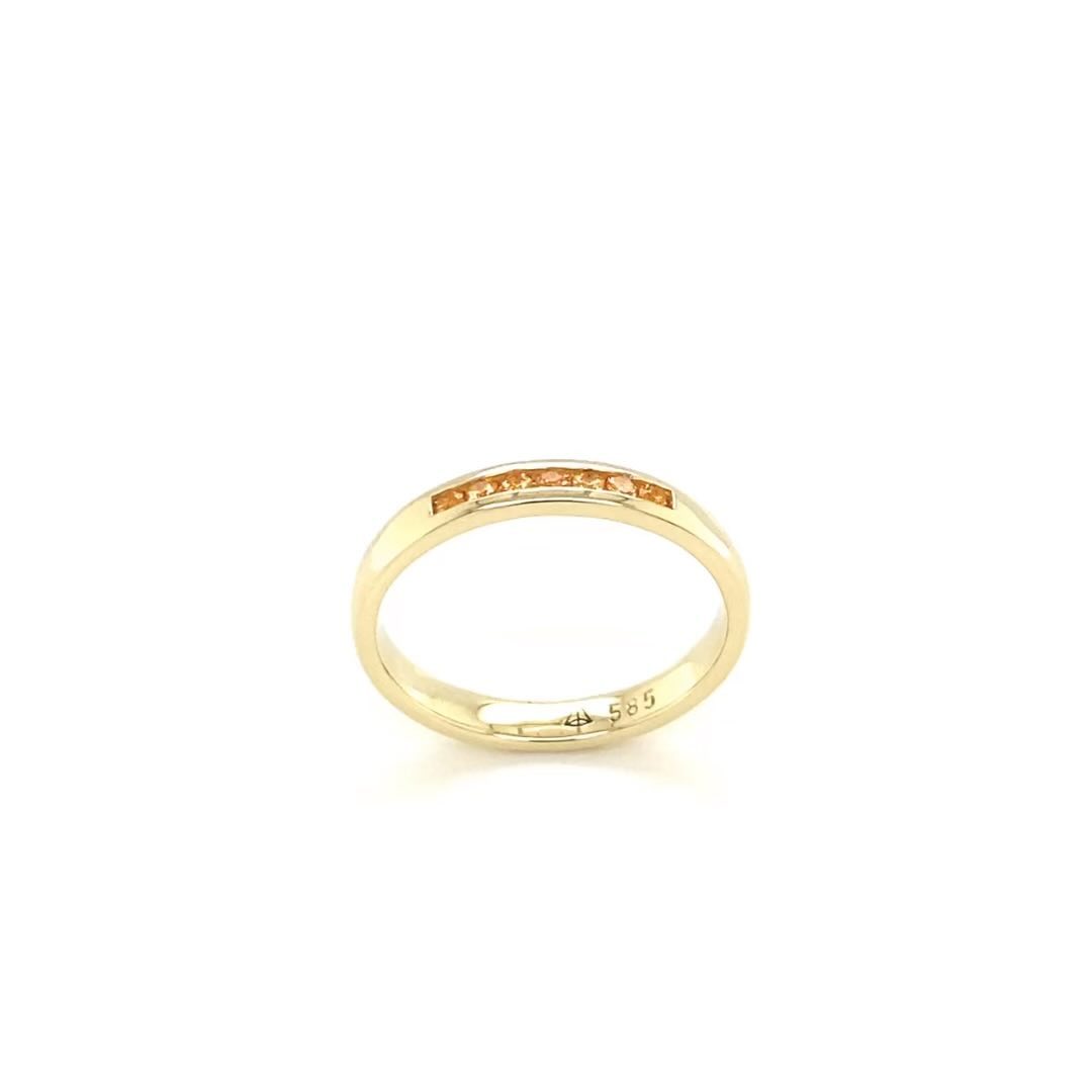 Colouring balans of a golden ring paved with 7 round Citrines set on rails for a strong symbolism.
#rail #citrines #shiny #goldsmith #symbolism #instajewelshandmade #luxuryjewelry #jewellerylover #ring #citrine #citrien #schmuckstück #handmadejewelry #ringsofinstagram #igjewellery #gemstone #neverenoughrings #juweelontwerp #juwelen #ateliersmeijsters