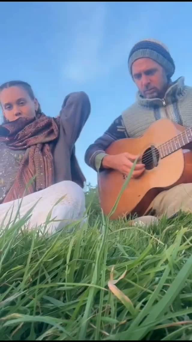 Feminine & Masculine. Working TOGETHER. Learning how to find BALANCE, hearing each other, honouring each other, thru music.
Absolutely lovin playing with my musical compadre Freya... & gearing up for our 1st festival of the summer... Freezone festival in Dorset... super nice little cozy festival...
Men & Women - it's time to work together!
This song is called 'Feeling Good' - from my album SACRED.
#newearth #healingthepatriarchy #freezonefestival #healingthemasculine #healingthefeminine #consciousmusic