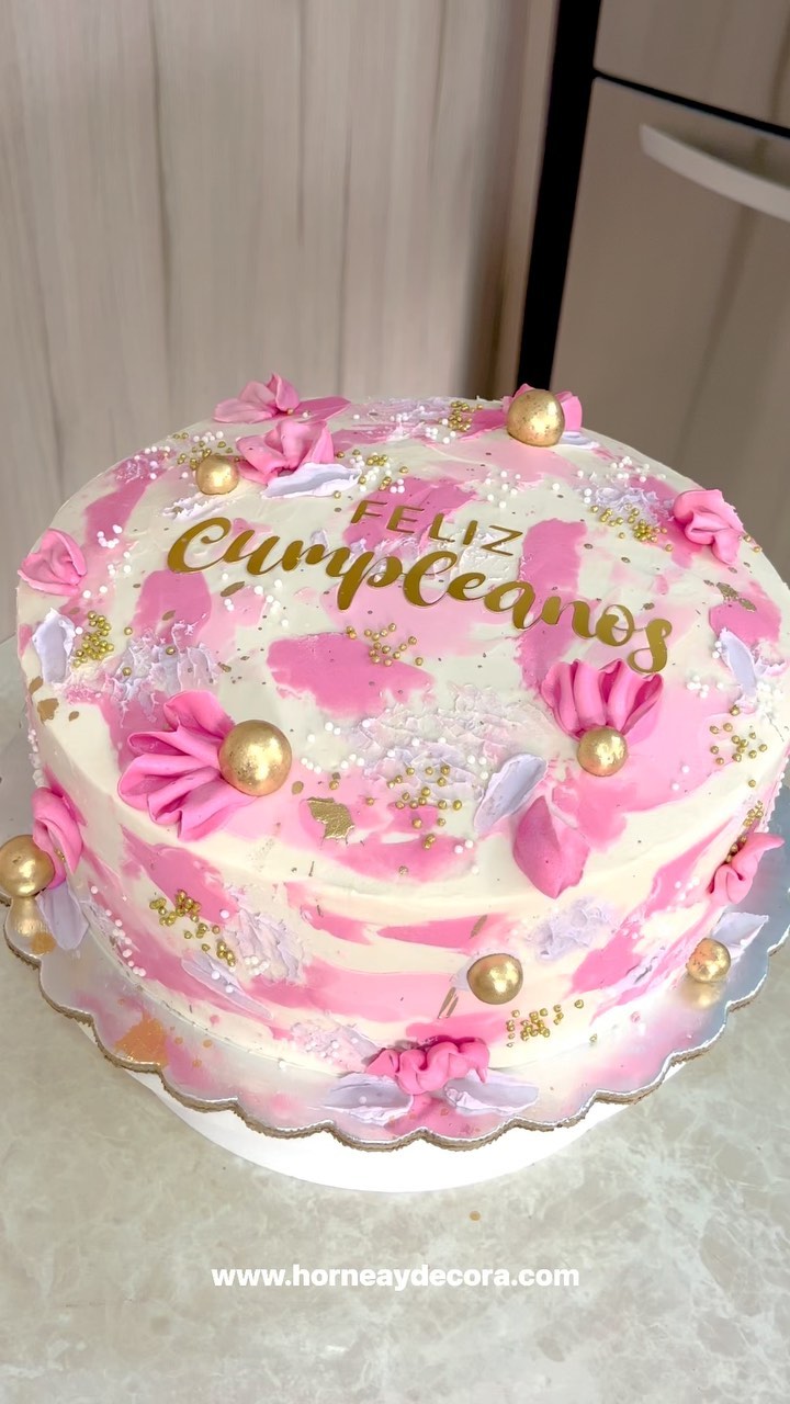 Ahora estoy enamorada 😍 de este tipo de pasteles simples con texturas, colores y unos toques dorados