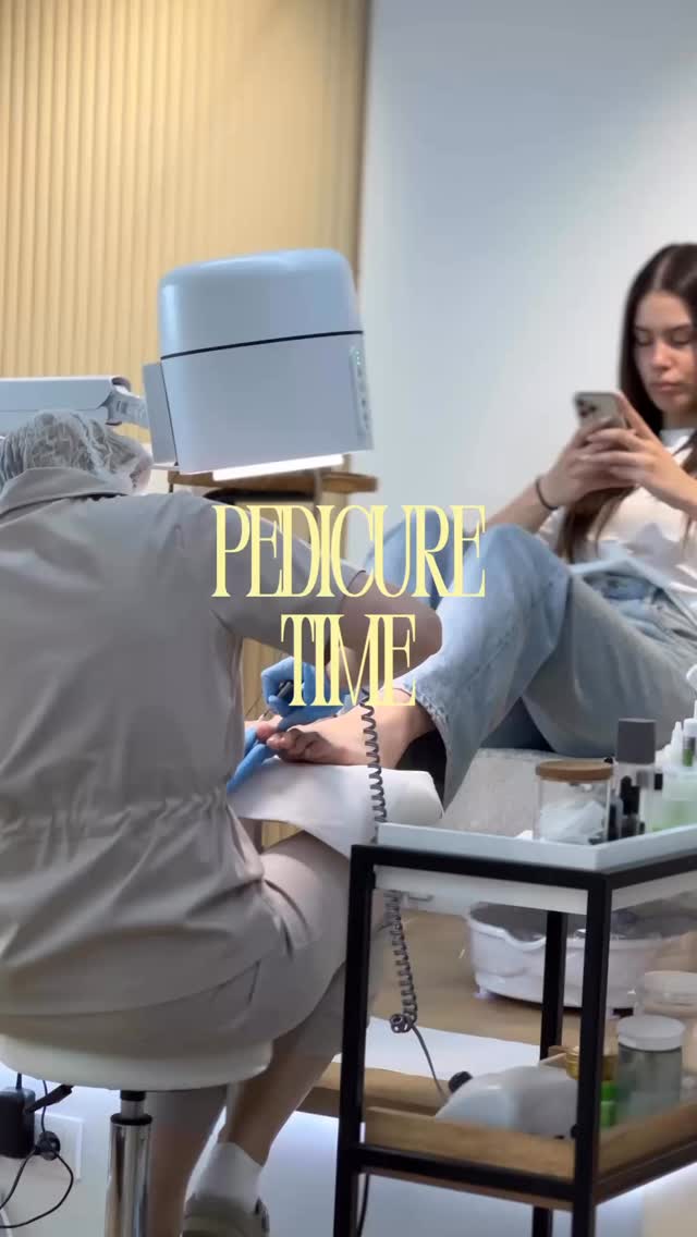 ✅ PEDICURE TIME✨
Zakaži svoj termin na vreme, krenula je sezona pedikira 🥰
Vidimo se na adresi: Ðuke Dinić 16.🌸