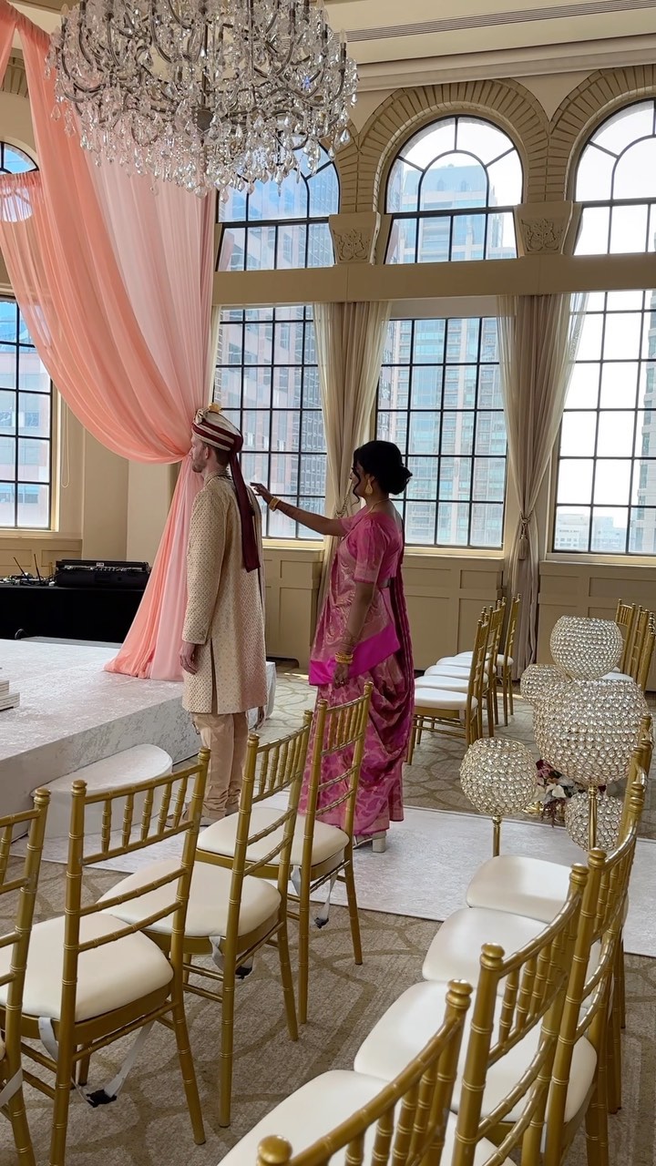 Indian Bride Barbie First Look 🤩👸🔥
📝 @thebollywed @soniya2221 @agandhi23
🏩 @warwick.allerton.chicago @warwickhotels
💐 @satinchair
💋 @diemangiebeautyteam
@barbiethemovie @barbie
@chicago @chicagobucketlist @secret.chicago @themagmile @michiganavemag