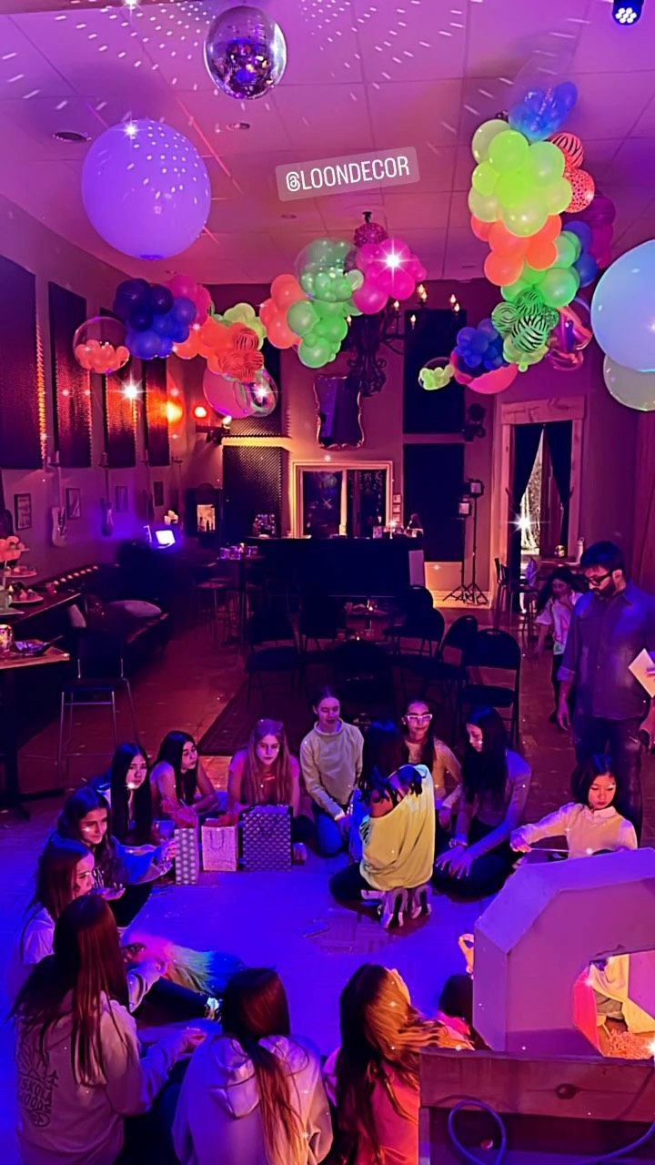 Happy 12th Neon Birthday! 🎶🪩🎂👩🎤 #neonparty #partylikeapopstar #kidaparty #neondecor #popparty #burlington #oakville
