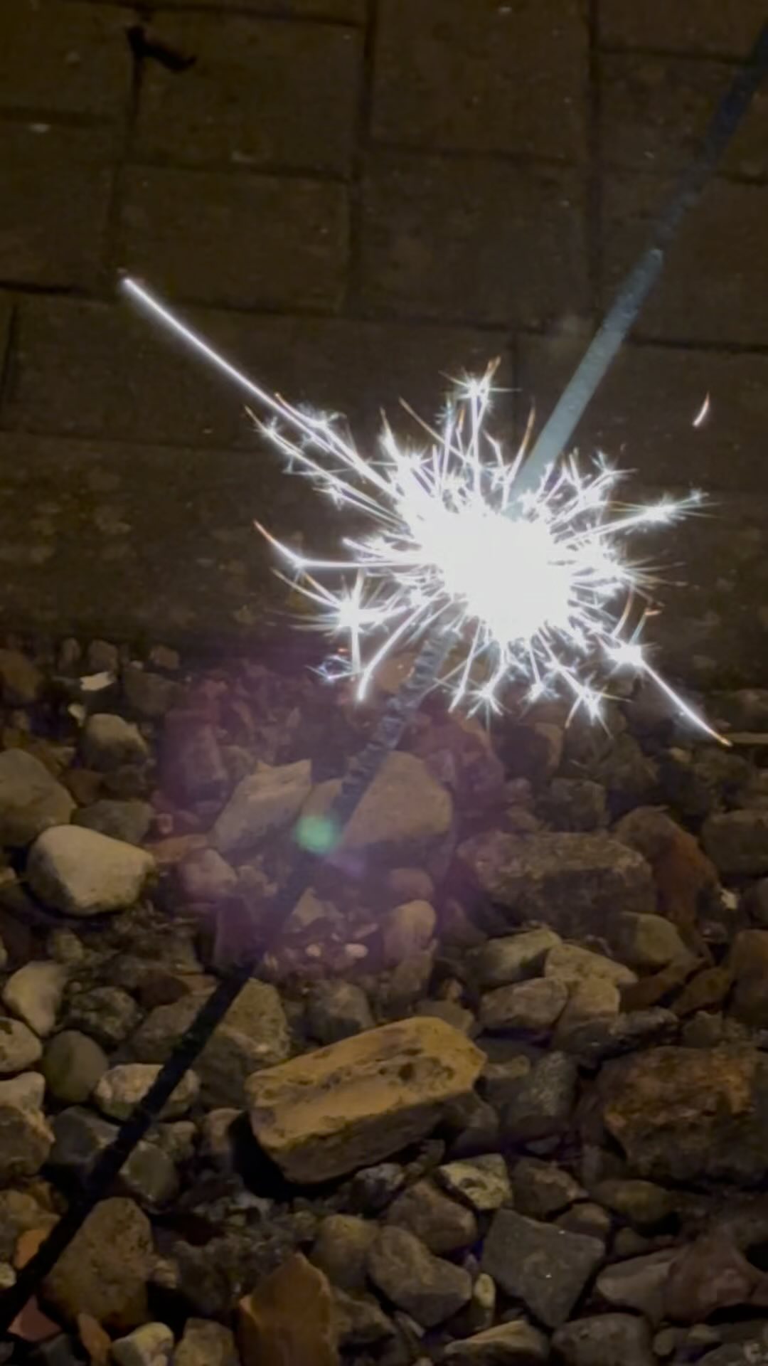 Tschüss 2023 und Hallo 2024 - Vielen Dank für ein schönes, bewegtes und spannendes Jahr 2023. Es gab viele tolle Begegnungen, neue Freundschaften und Impulse, aber auch spannende Diskussionen und so einige Herausforderungen. Auch das gehört dazu und so blicke ich jetzt voller Vorfreude auf das neue Jahr und bin gespannt auf alles, was es bereithält. Ich wünsche Euch einen guten Rutsch und für 2024 Frieden, viel Glück und Gesundheit! 🍀