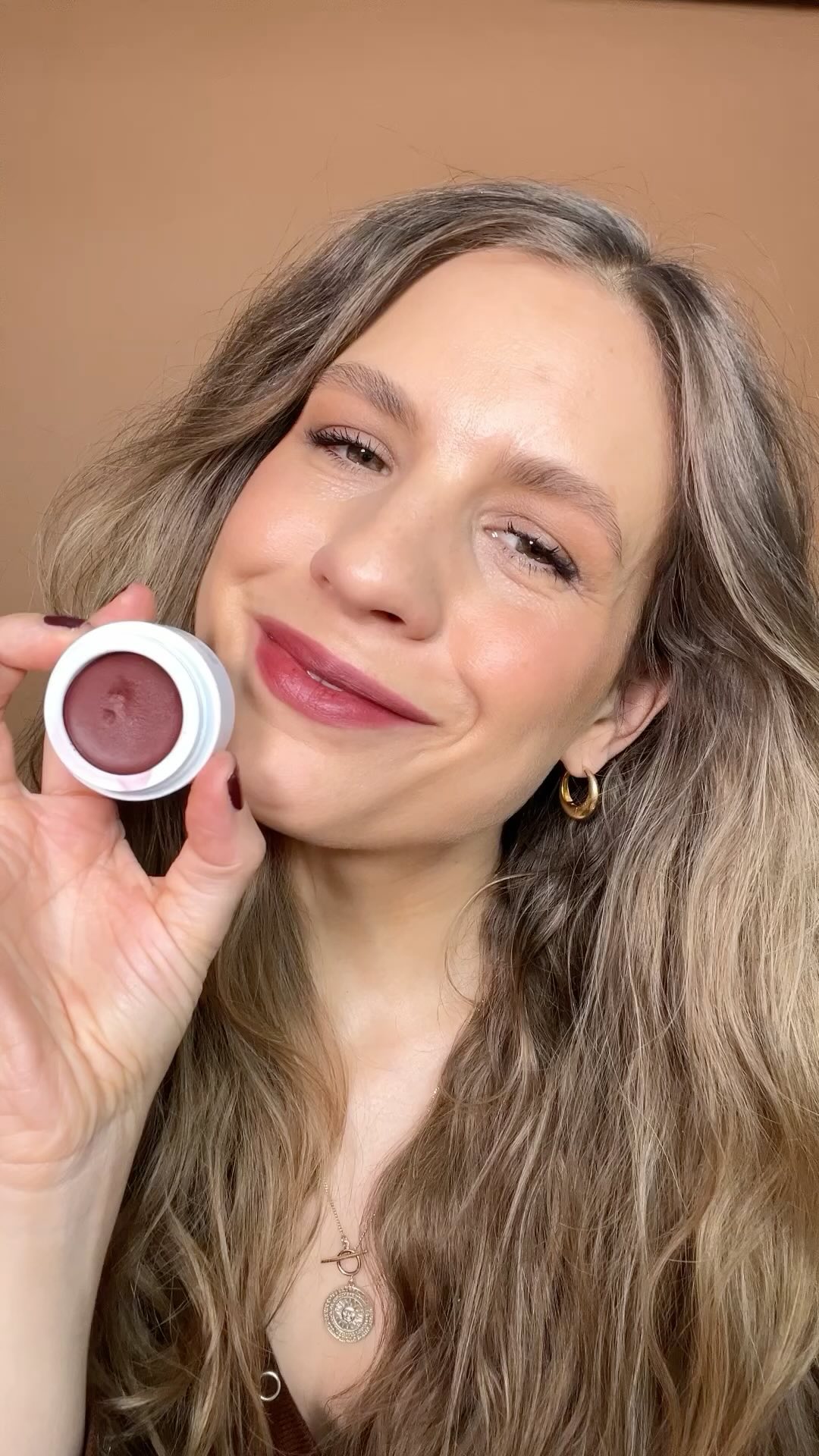 Autumn Make-up Look 🤎
Ein Make-up mit herbstlichen Tönen gehört immer wieder zu meinen Favoriten! 🥰 Heute zeige ich euch einen Look mit warmen Farben, und vor allem der tollen neuen Lip & Cheek All Over Color in ‚Pacaya‘ von @officialmanasi7.
Das Schöne ist: man kann diese Farbe ganz leicht tragen nur aufgetupft, oder intensiver aufbauen für ein tiefes, bräunliches Rot (neutral).
Hier 3 Tipps für den Look: ☺️
🤎Tipp 1: ich starte damit, die Farbe mit dem Finger aufzutupfen und arbeite in dünnen Schichten. Zusätzlich nutze ich einen kleinen aber weichen und Fluffigen Eyeshadow Pinsel, um die Farbe in die Lippe einzuarbeiten tupfend.
Das gibt einen ‚unperfekten‘ Look. Außerdem gebe ich der Lippe etwas mehr Tiefe und Kontur, in dem ich einen Lip Liner nutze in einem dunkleren Braunton, hier den Hotliner von @kosas in infinite
🤎Tipp 2: Lippenstift als Cream Blush- ich nutze einen Cream Blush Pinsel und tupfe damit vorsichtig auf die Lippen- dann gebe ich es tupfend leichte auf die Wangen. Für mehr Farbe, einfach nochmal direkt in der Farbe nachgehen - aber dann immer vorher gut abtupfen auf dem Handrücken, damit es nicht fleckig wird 😉.
🤎Tipp 3: ich nutze den Bronzer einfach auch als Lidschatten und baue ihn in mehreren Schichten auf- immer gut verblenden!
Eyeliner: @officialmanasi7 Yubari, petunia
Foundation: Skin Tint ‚Sand‘ @rmsbeauty, foundation Stick @und_gretel_cosmetics Deep Fair
Bronzer: @arho.beauty
Enthält unbezahlte Werbung, da Marken genannt.
🤎🤎
#autumnmakeup #naturkosmetik #greenbeauty