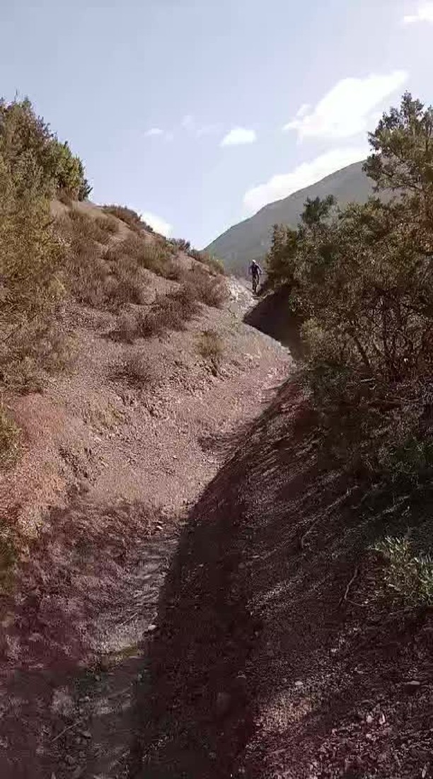 20km de descenso por sendero #vttmarrakech #ebike #vttmaroc #vttmorocco #ebikelocation #berberebike #toubkal #vttelectrique #bicicletaelectrica #atlasmountains en el Atlas