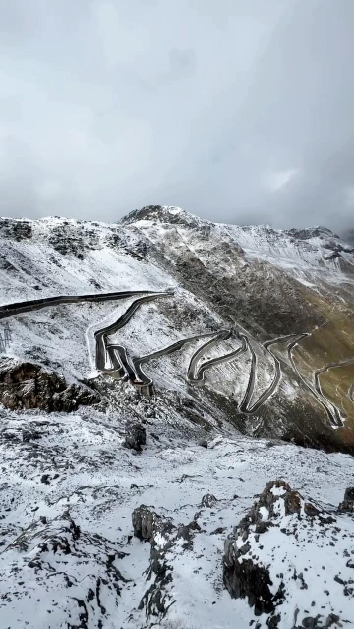 Chasing the thrill of the Stelvio Pass on a snowy day ❄️ Porsche 911s carving through the hairpins like a dance on ice. Who says Mondays can’t be epic?
#MondayMotivation #Porsche911 #StelvioPass #WinterDrive #ExclusiveExperiences #ExcExp