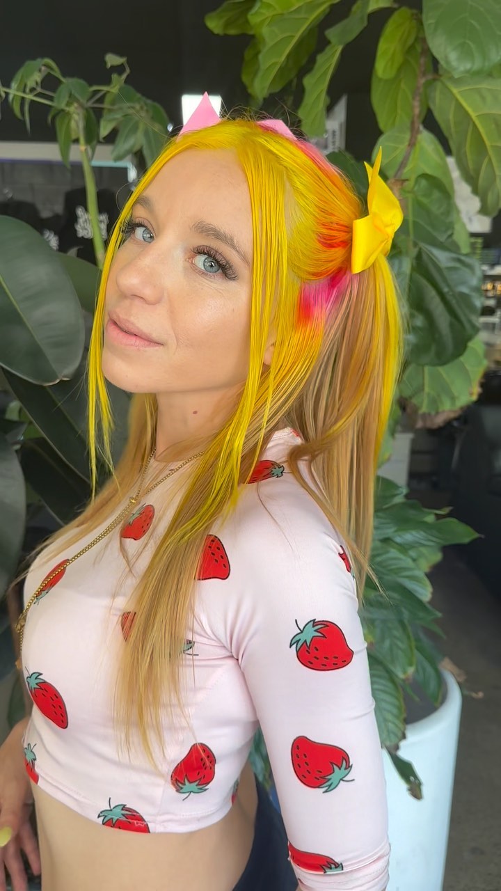 #@mukhaircare_global #windsorprahranhair #melbournehairdresser #3181 #razordollssalon #chapelstprecinct #creativecolouristsmelbourne #authentichairarmy #vividhair @behindthechair_com #yellow #pinkhair #alternativehair #pink #yellowhair #grunge #xtina #y2k #y2khair @razordollsbrooke @razordollspeanut