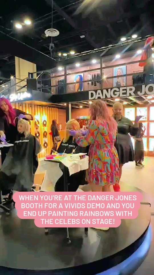 I'm typically not the type of person who volunteers themself stage....but I was so in my element watching @hairhardcor and @hairrockerbet do their thing!
It was such an honor getting to paint with some of @dangerjonescreative stylists! They have some incredible artists on their team.
Coree, I am obsessed with your bubble technique and I can't wait to use it on my clients!