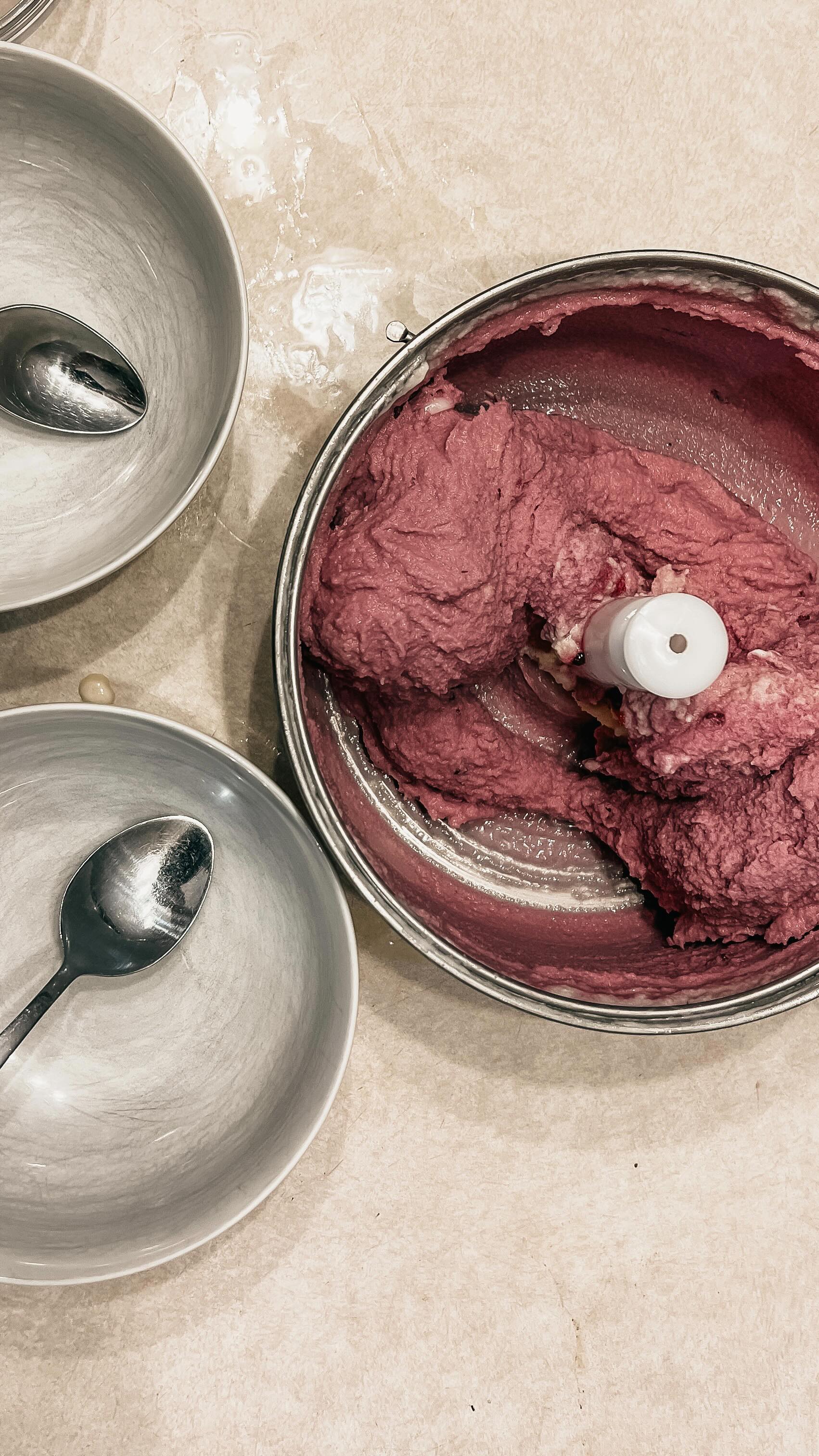Picked some cascade blackberries from the garden tonight and had some extra milk/cream from Brie…the perfect ice cream combo 👌
👉Cream, milk, egg yolks, sugar, vanilla and some crushed up berries 😋