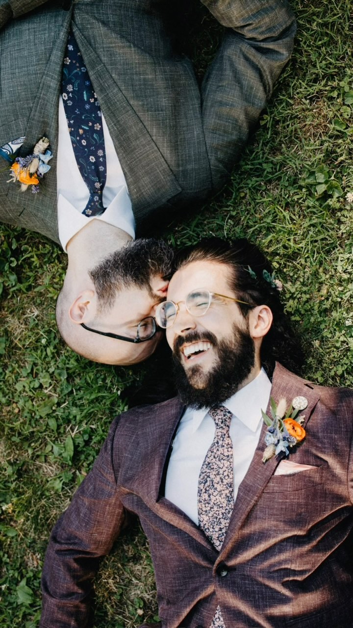 It’s not often I have more than photos to offer after a wedding day.
Alas, be serenaded by a live audio recording of a groom’s father & brothers performing Kermit the Frog’s Rainbow Connection during their ceremony
🎻🐸🌈
The grooms also did a beautiful waltz to Fiddle Fever performed by @winhoran & @antjeduvekot 🕺🏻🕺🏻
….the night ended with a strawberry moon and five mouth watering custom cakes, to say the least.
How special🍓🌕