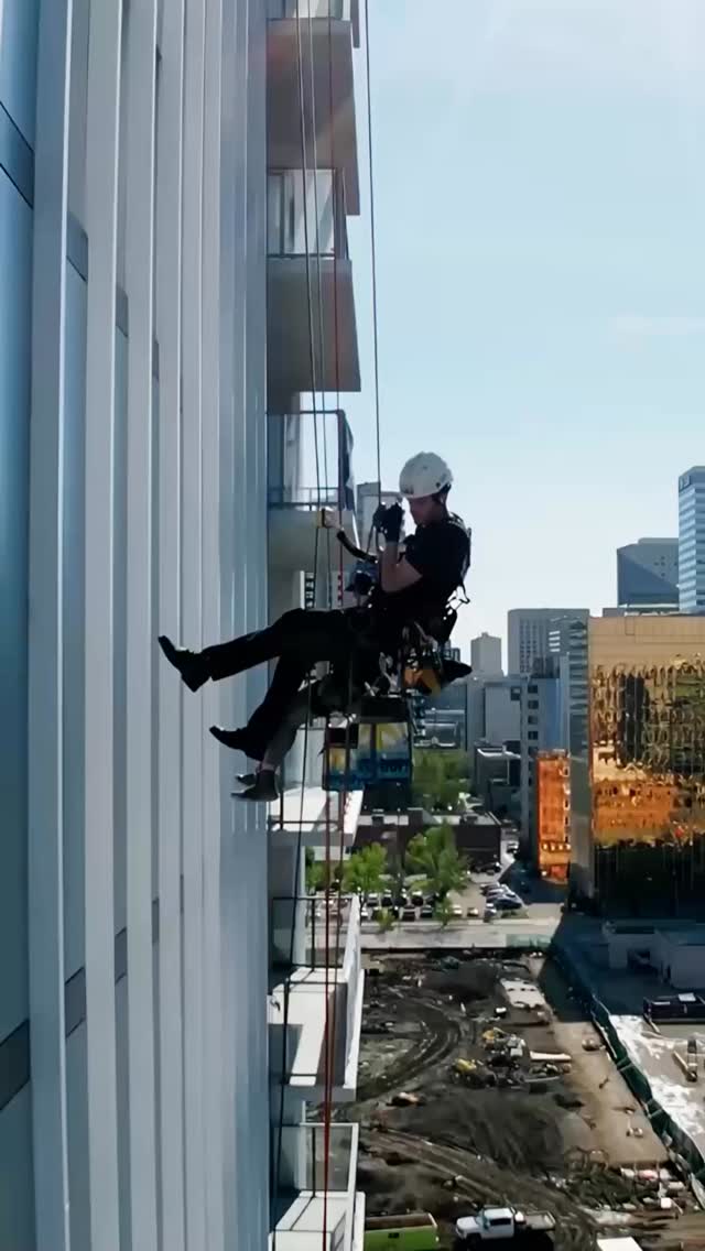 #ropeadopewindows #ropeaccess #workatheight #ropeaccessprofessional #ropeaccesstechnician #buildingmaintenance #safetyfirst #yeg #yycvideo #bucketharness