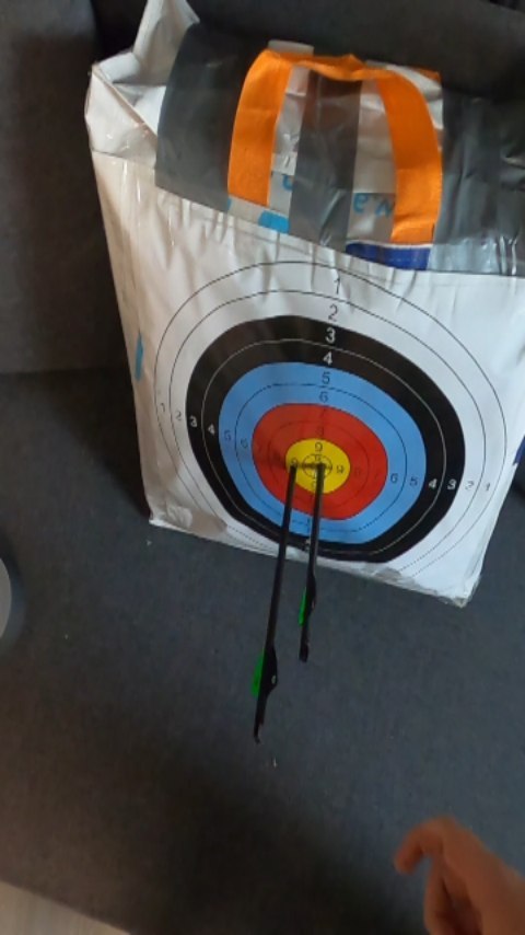 Tutorial: Zielscheibe selber bauen (2/2).
In diesem Video bekleben wir den Schießsack mit einer Zielscheibe. Im Anschluss testen wir die Stopwirkung der Zielscheibe aus nächster Nähe mit der @ekarchery R9
Tutorial: build your own target (2/2).
In this video we stick a target on the shooting bag. We then test the stopping power of the target at close range with the @ekarchery R9
#tutorial #archersofinstagram #archery #bogenschießen #bogensport #armbrust #zielscheibe #targetbow #schießsack #targetshooting #crossbow #howto