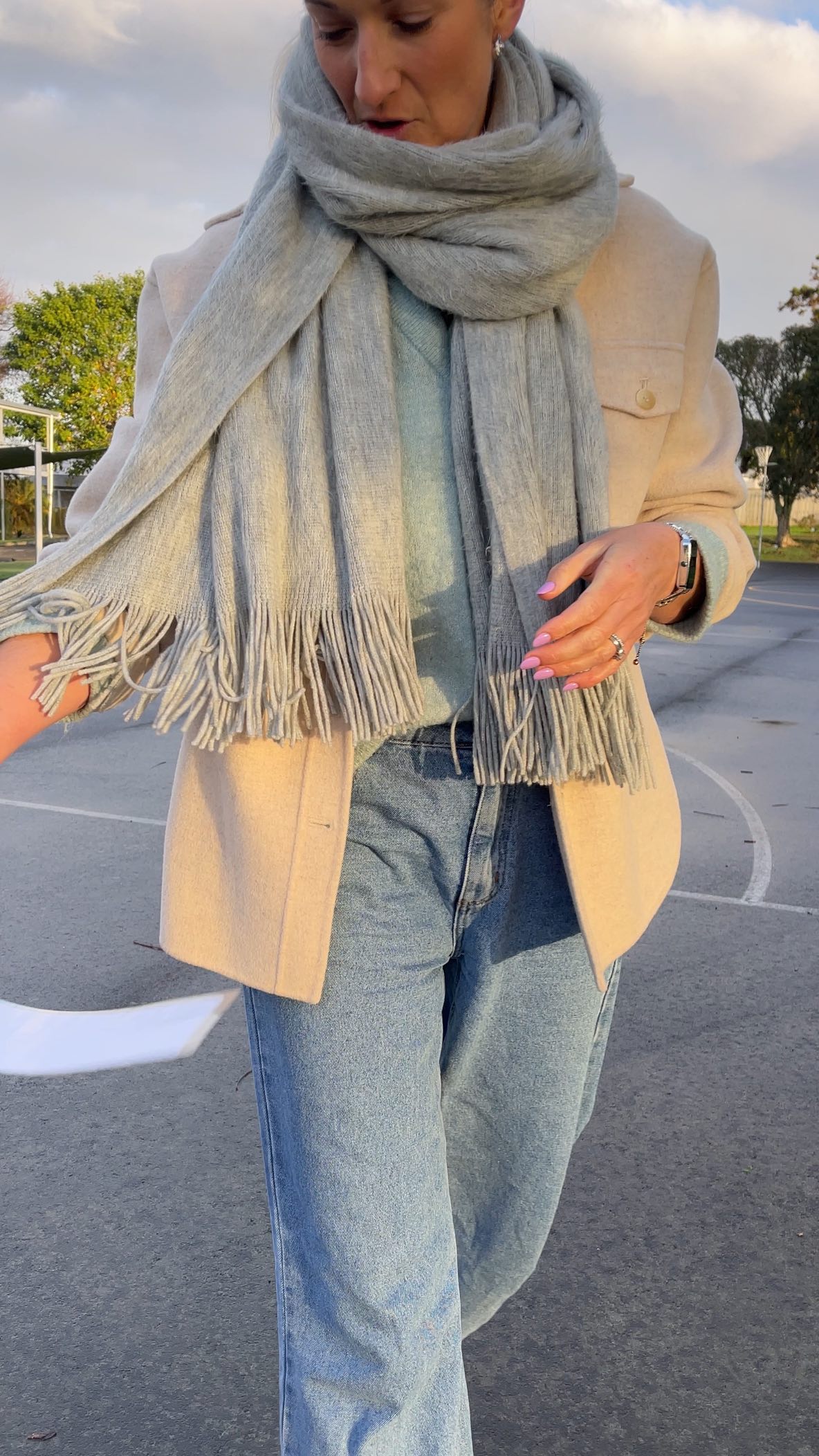 Get up, pour yourself a cup of f*ck yeah 👊🏼 and show up for the day with your best foot forward !
Frosty early morning netball practices call for some serious layering, no leggings in sight !
Sweater : Select Femme ( David Jones )
Shacket : @assemblylabel
Scarf : had for years
Jeans : @dissh
Sneakers : Flamingo Life @ornament.nz