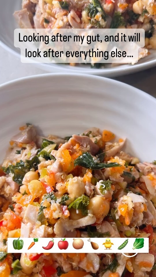 I love a little batch cook, and this recipe is the perfect one for doubling up a few mid-week lunches. If you’re busy during the week, why not make a quick batch on Sunday night & that’s a healthy lunch option for a couple of days. Simply finely chop all of the ingredients & add together with some seasoning. Optional toppings could be chicken, tofu, fish or eggs. #savingtime #batchcooking #chickpeas #kale #quinoa #peppers #carrots #springonions #apple #eattherainbow #happygut #thelittlegreengym #sw14 #personaltrainer #barnessw13 #eastsheen